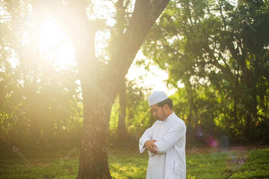 Homem padre usando trajes branco