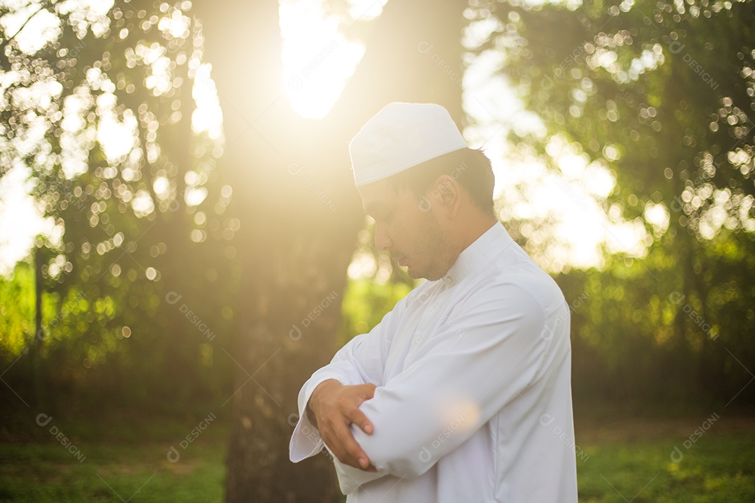 Homem padre usando trajes branco