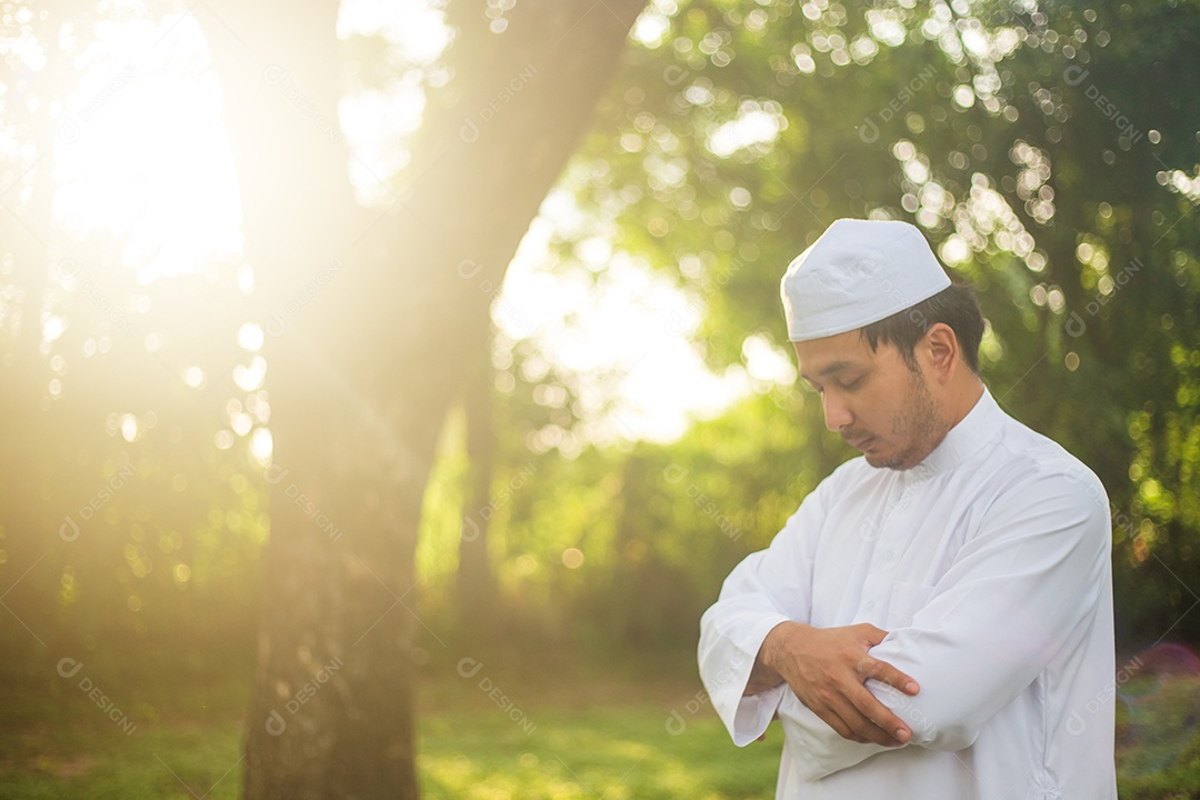 Homem padre usando trajes branco