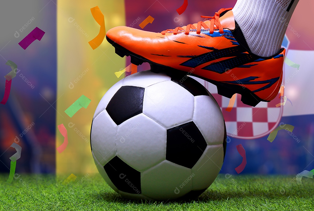 Bola de futebol sobre campo gramado verde