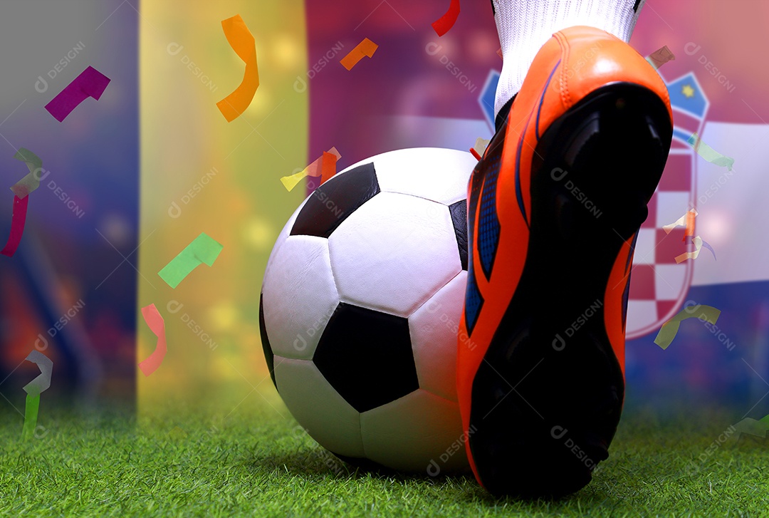 Pês de jogador de futebol chutando bola esporte