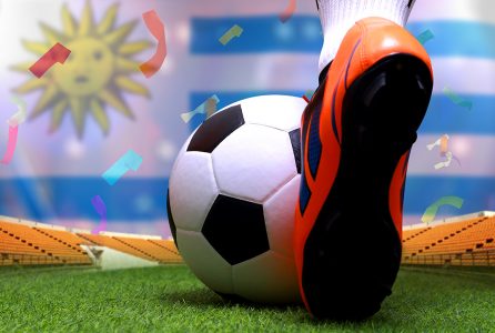 Pernas e os pés do jogador de futebol ou caminhada do jogador de futebol