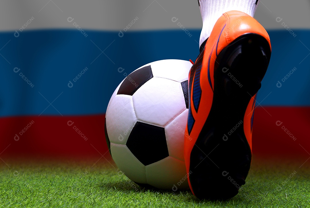 Bandeira russa e bola de futebol. Esporte de conceito.