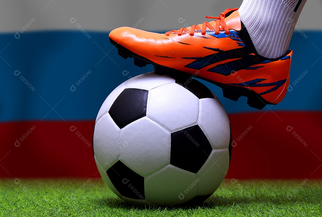 Bandeira russa e bola de futebol. Esporte de conceito.