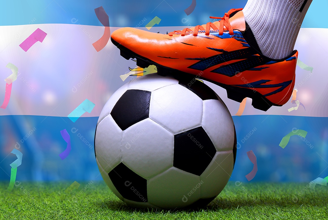 Pernas e os pés do jogador de futebol do jogador copa do mundo