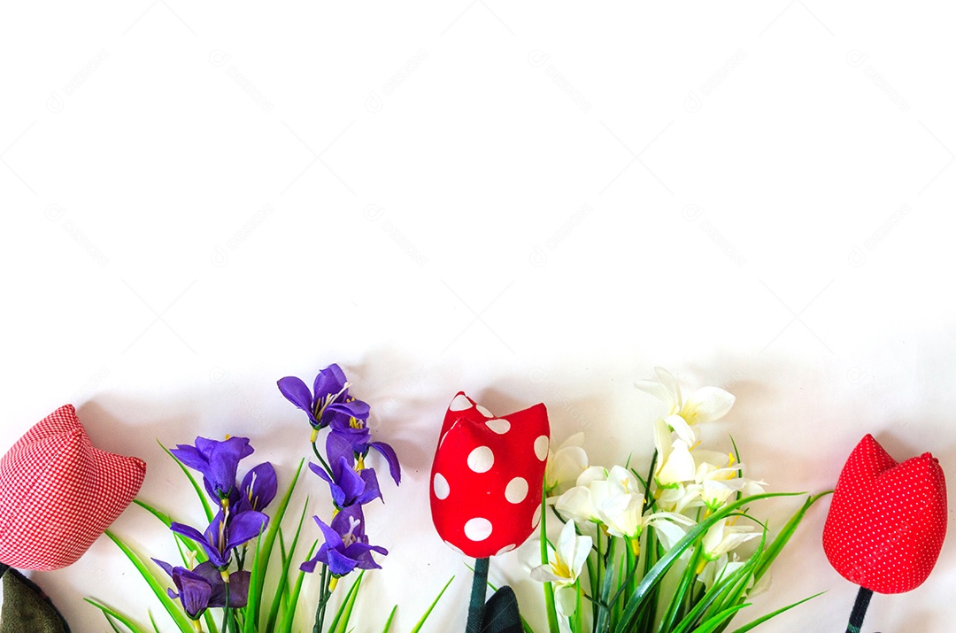 Flores são feitas de tecido em um fundo branco.