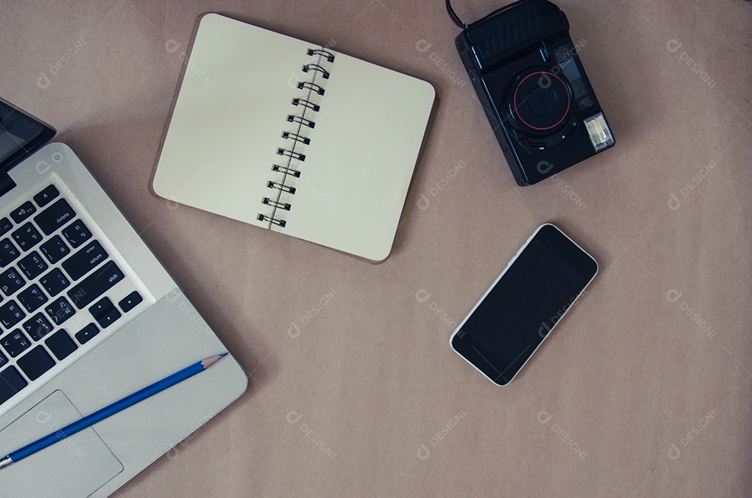 Câmera, notebook, telefone com um laptop.