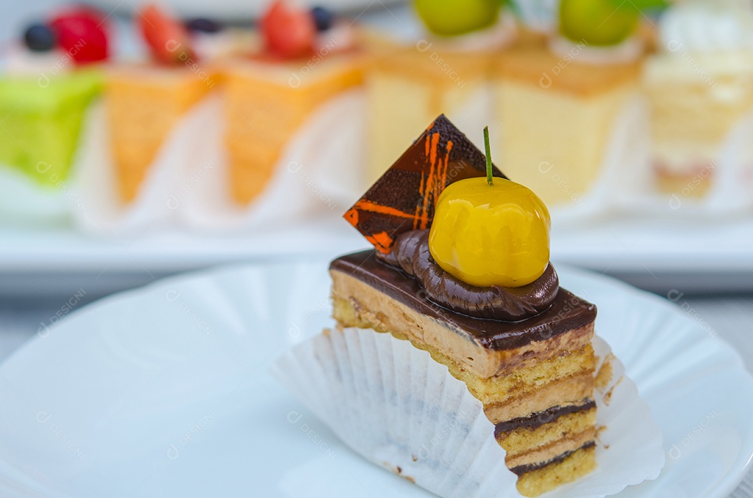 Bolo cortado em pedaços sobre a mesa.