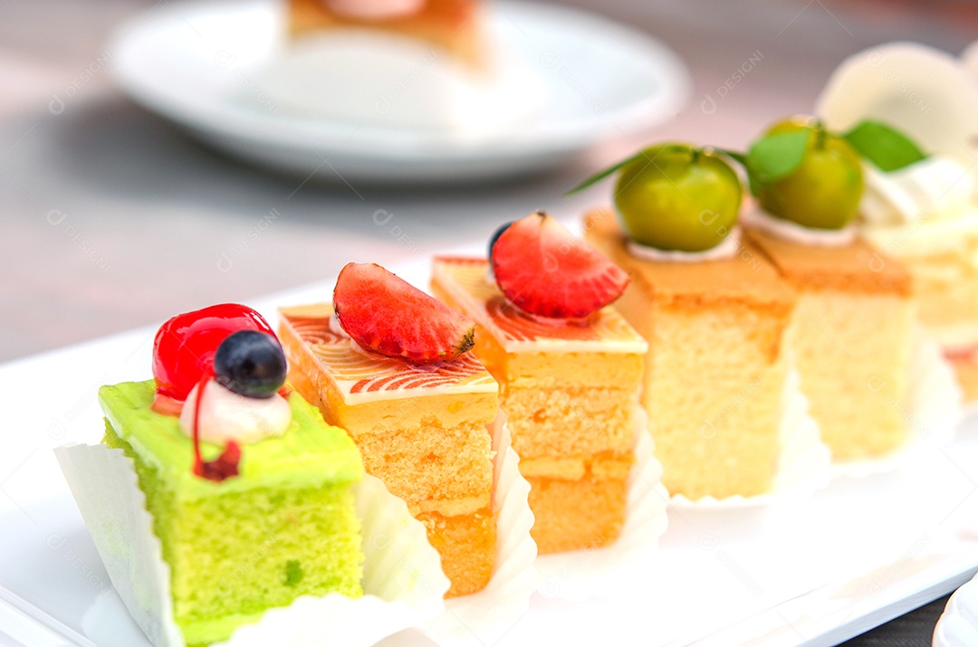 Delicioso bolo no prato na mesa