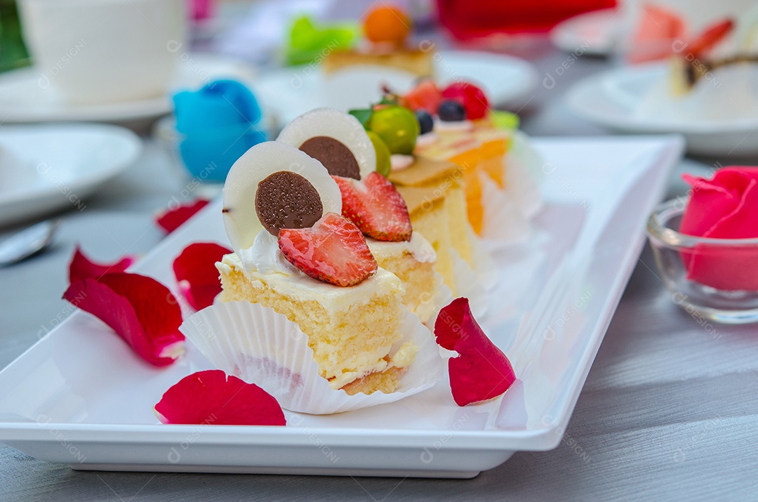 Delicioso bolo no prato na mesa