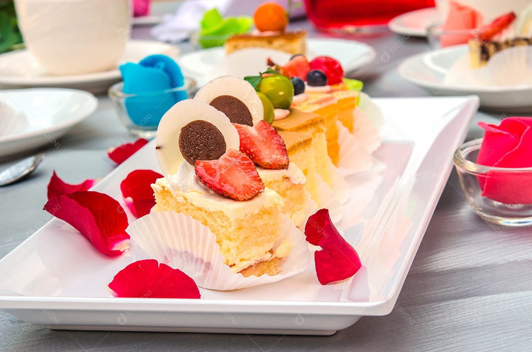 Delicioso bolo no prato na mesa