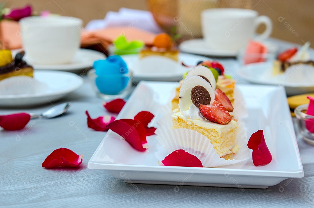 Delicioso bolo no prato na mesa