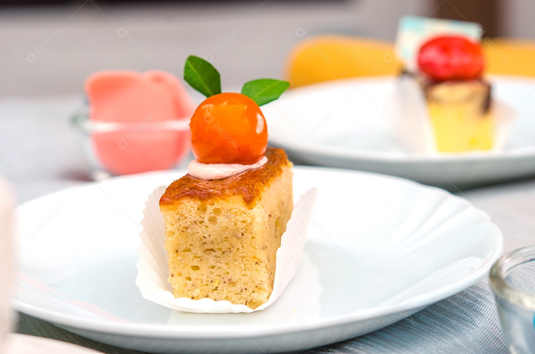 Delicioso bolo no prato na mesa