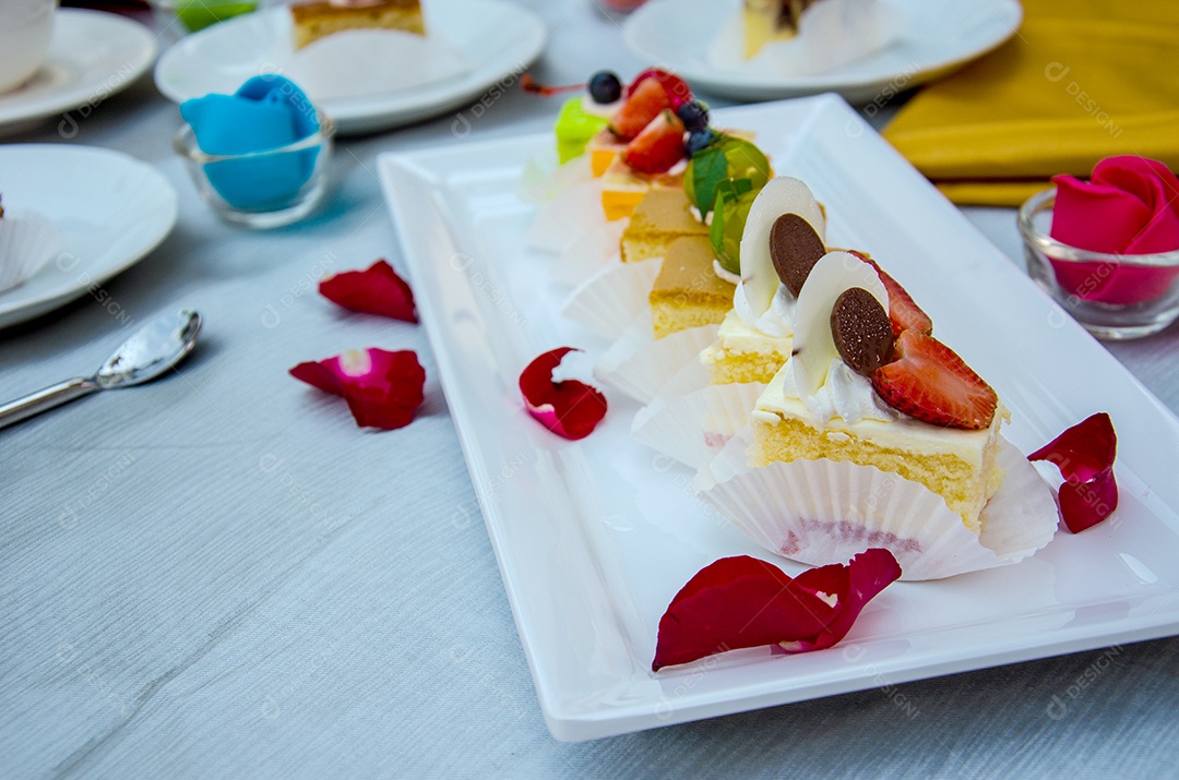 Delicioso bolo no prato na mesa