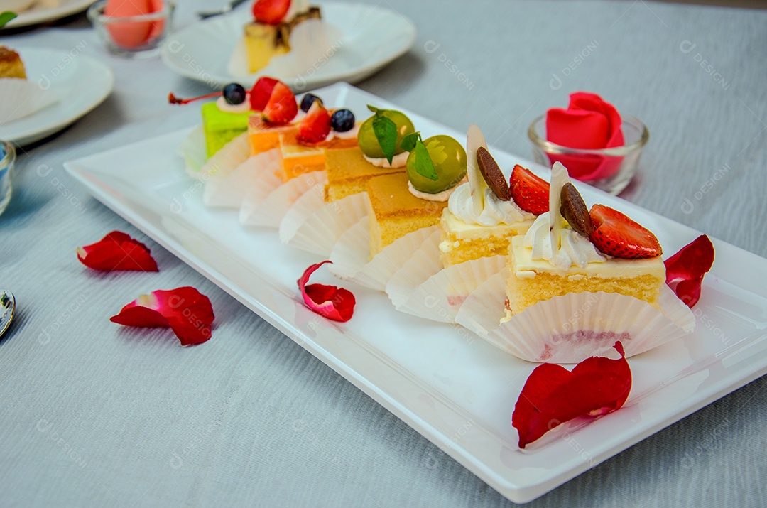 Bolo cortado em pedaços sobre a mesa.