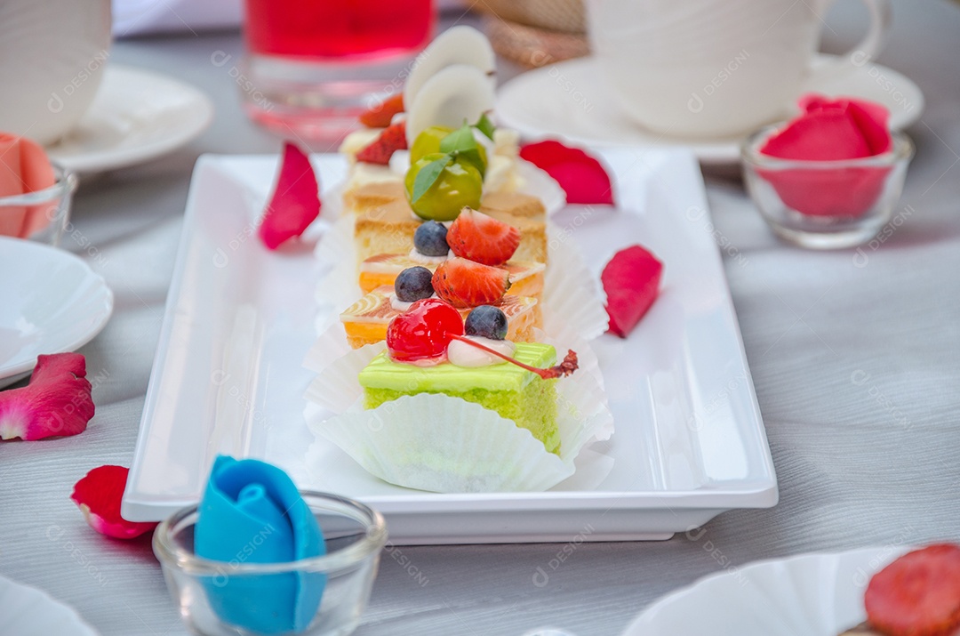 Bolo cortado em pedaços sobre a mesa.