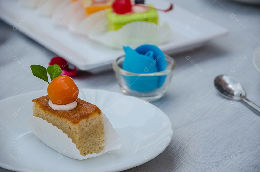 Bolo cortado em pedaços sobre a mesa.