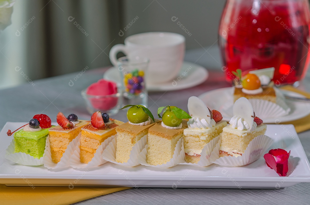 Bolo cortado em pedaços sobre a mesa.