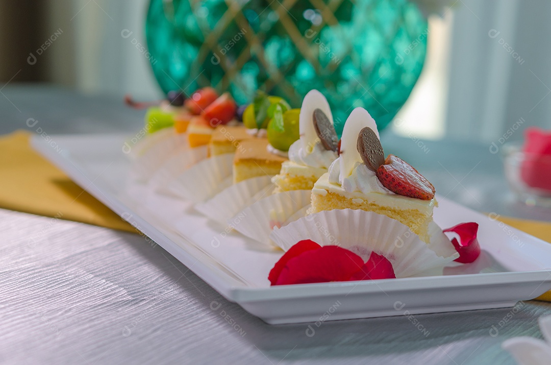 Bolo cortado em pedaços sobre a mesa.