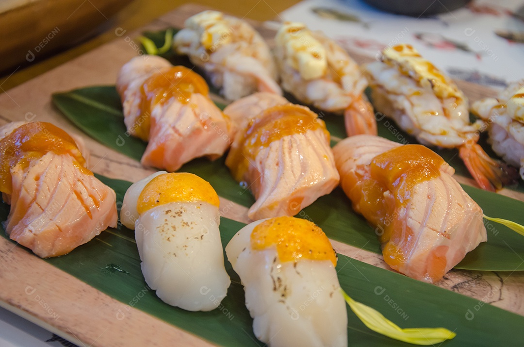 Sushi de comida japonesa na mesa.