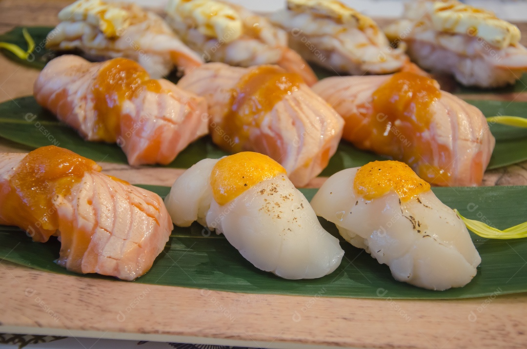 Sushi de comida japonesa na mesa.