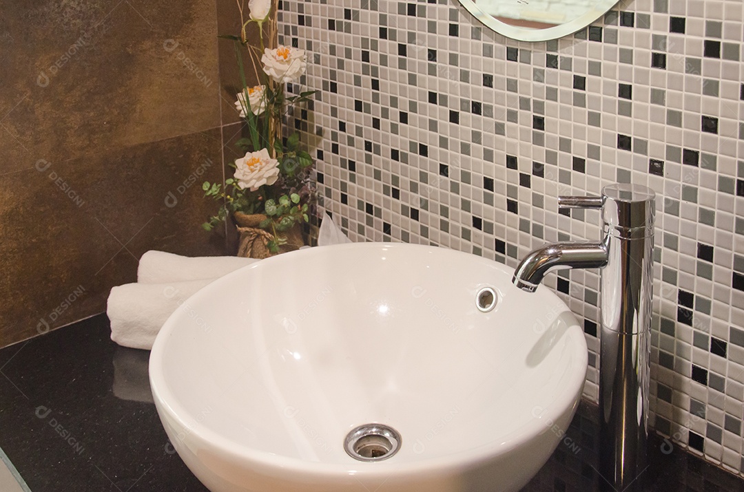 Pia branca moderna no banheiro