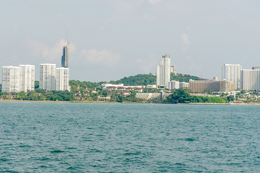 Edifícios, hotéis e condomínios. Localizado na praia de Pataya.