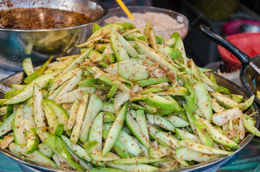 Salada de manga picante, comida tailandesa,