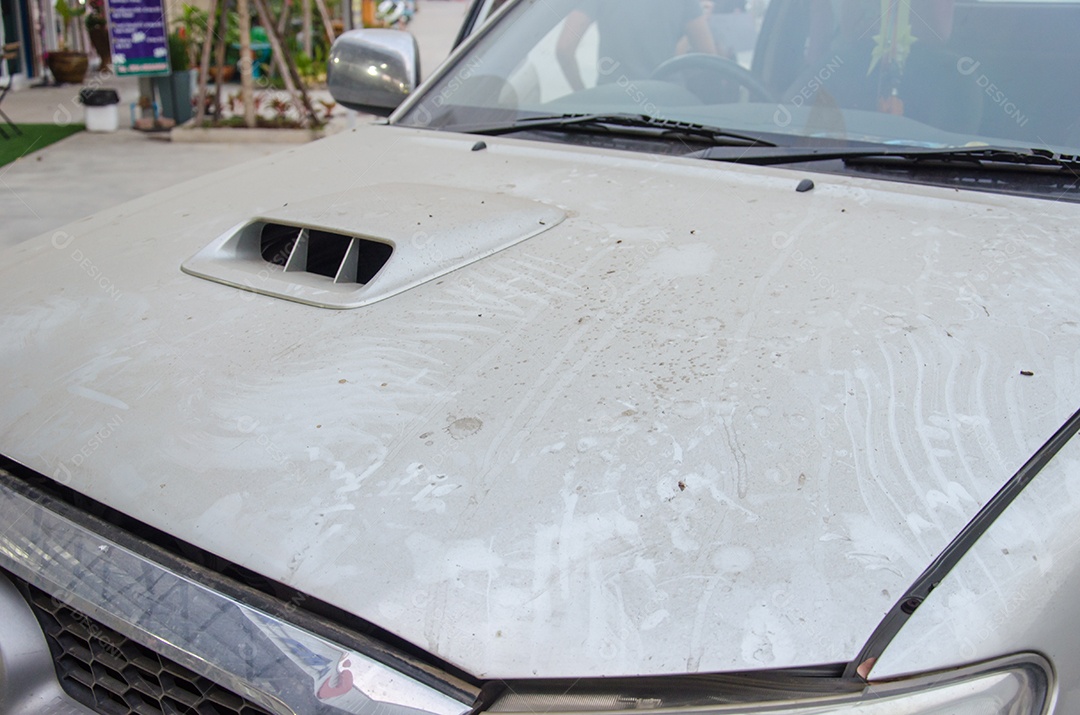 Sujeira no capô dianteiro do carro.