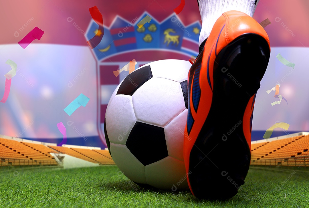 Pernas e os pés do jogador de futebol ou caminhada do jogador de futebol