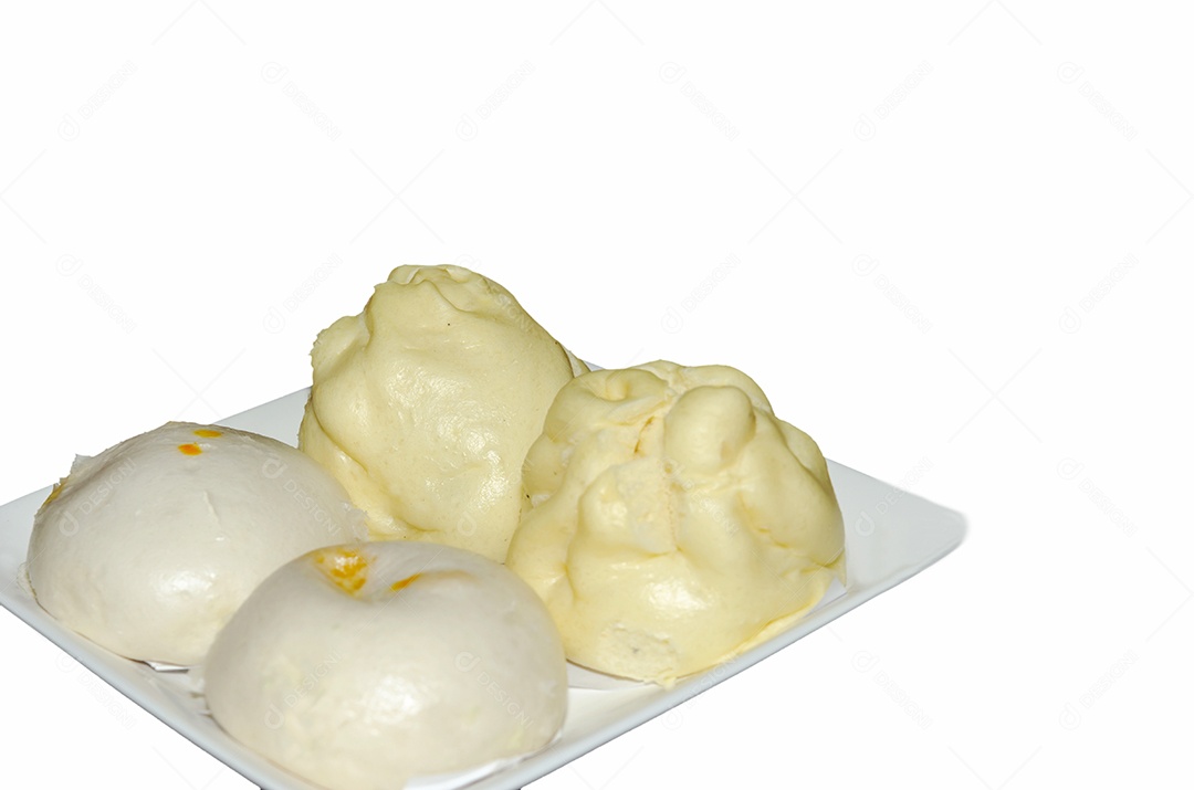 Costeletas de porco no vapor e creme no fundo branco.