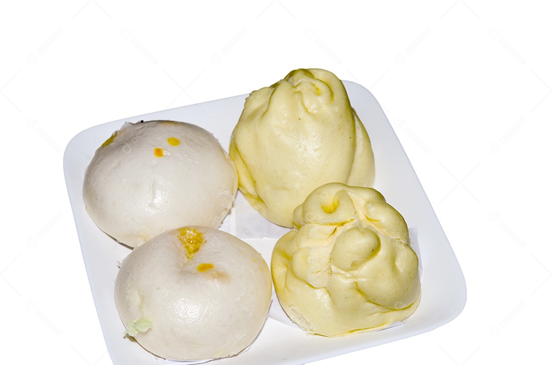 Costeletas de porco no vapor e creme no fundo branco.