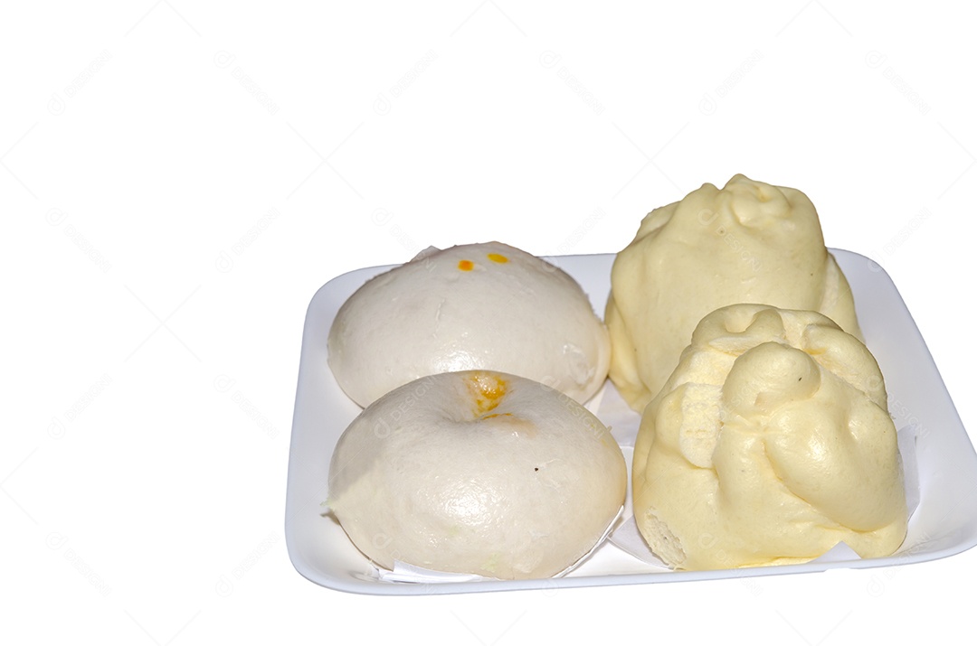 Costeletas de porco no vapor e creme no fundo branco.