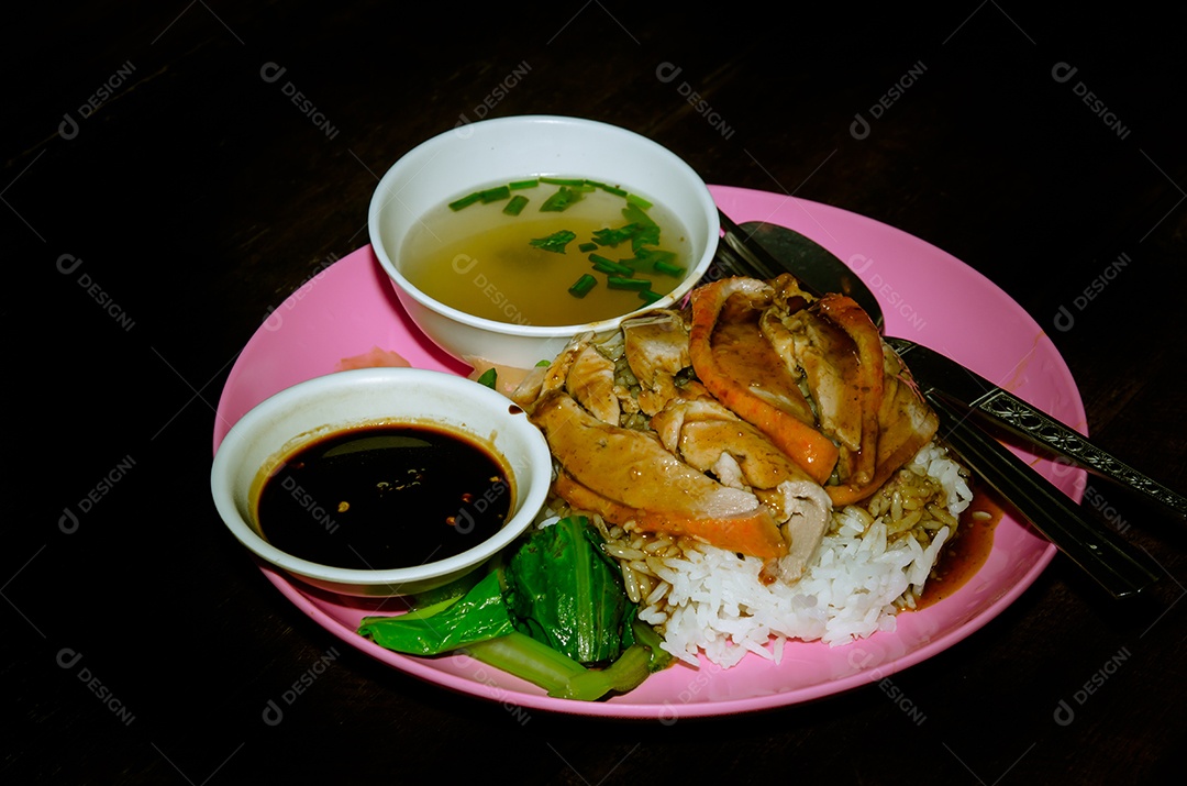 Pato com arroz em uma mesa de madeira