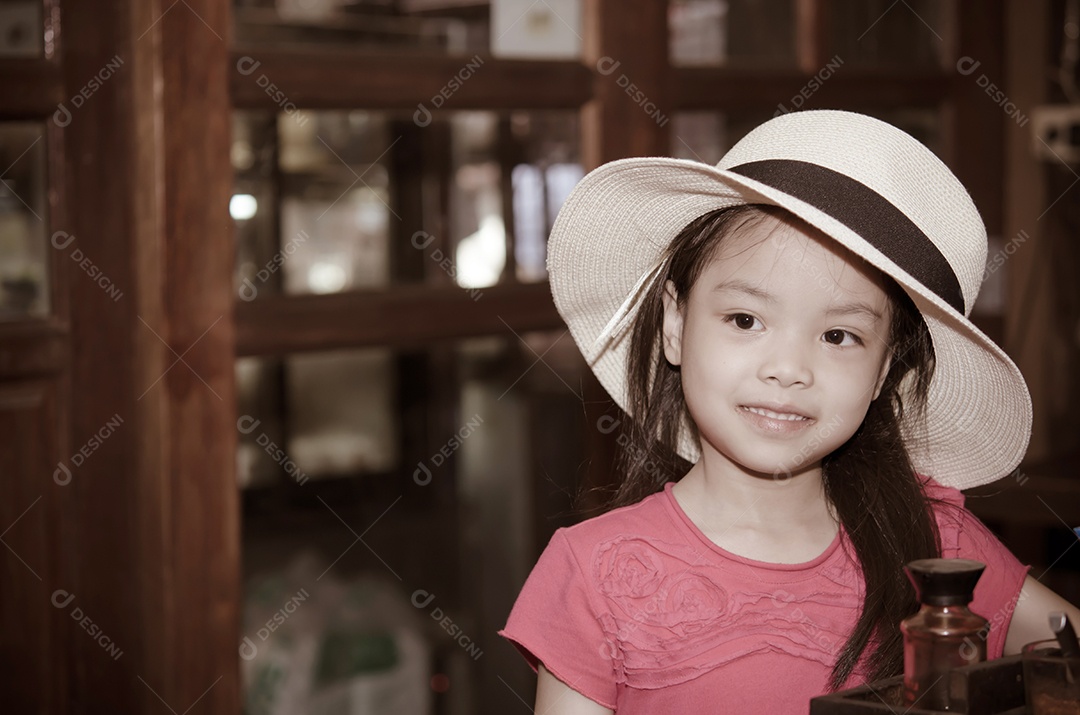 Retrato de menina asiática sorrindo, divertido e feliz.