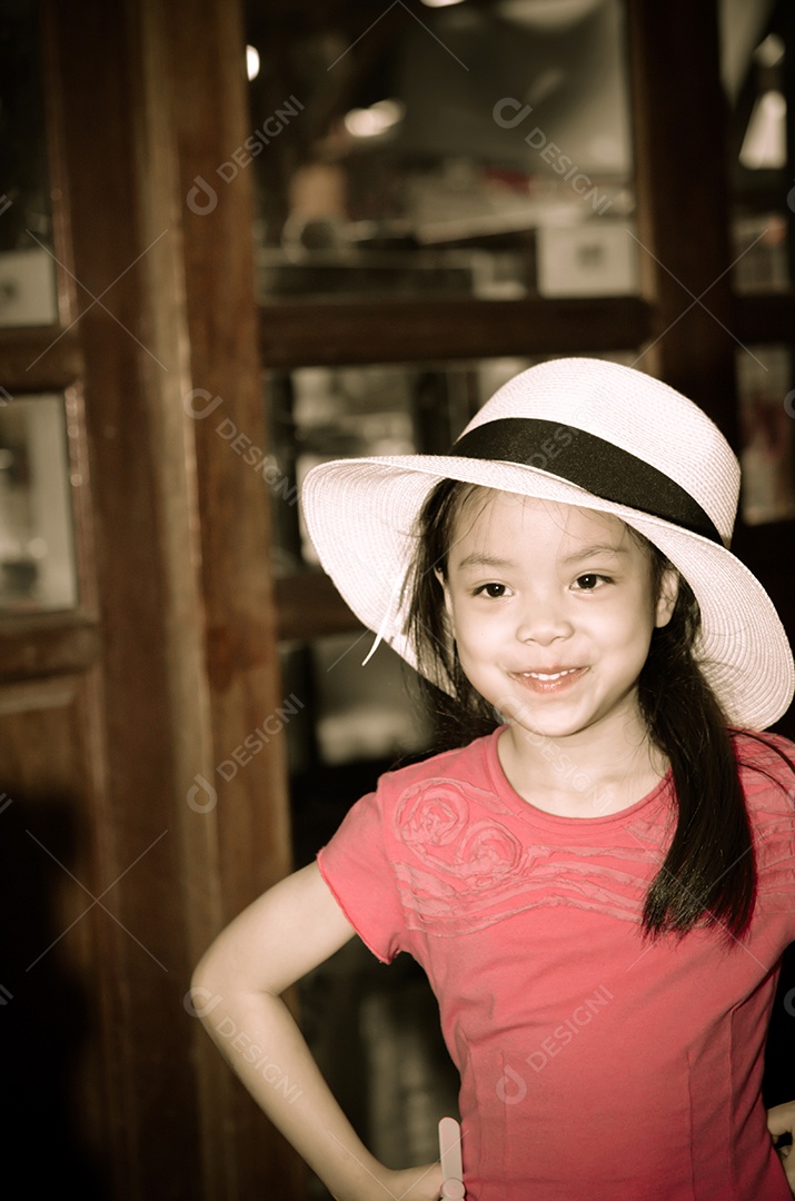 Retrato de menina asiática sorrindo, divertido e feliz.