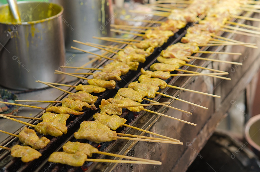 Espetadas de porco grelhadas na grelha Comer com molho