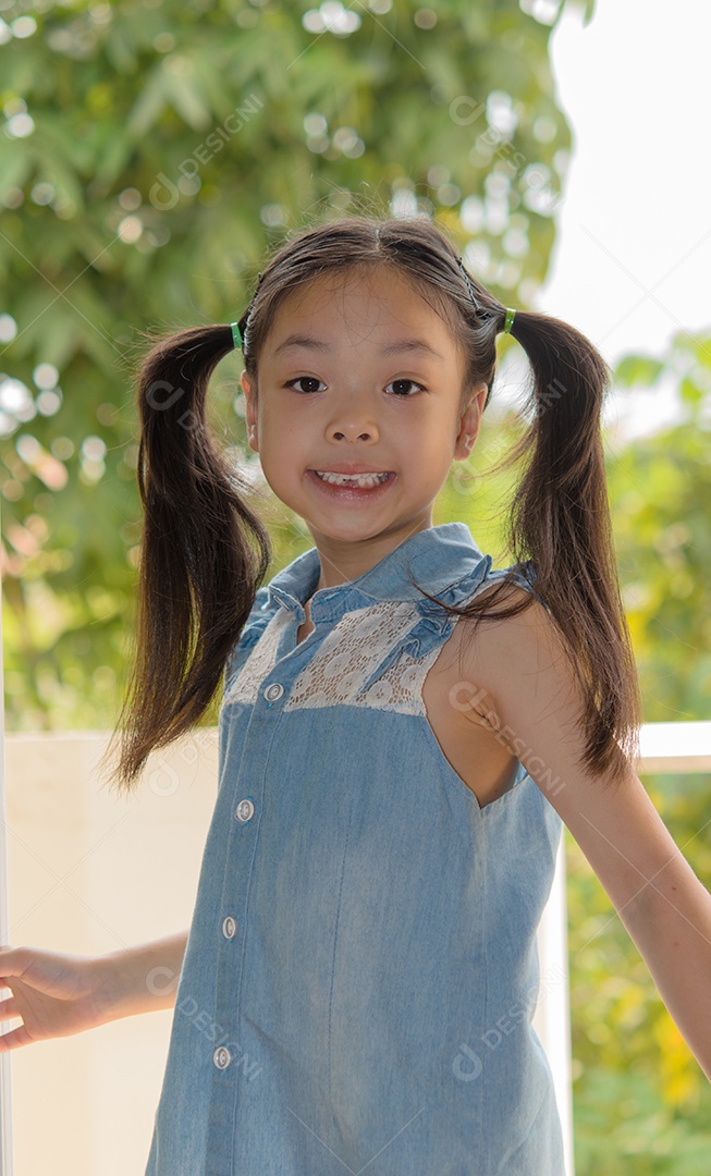 Menina asiática de retrato sorrindo, divertida e feliz.