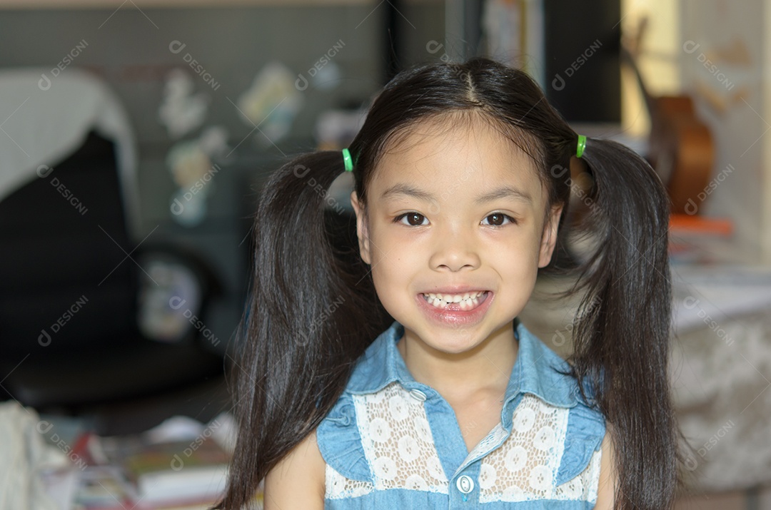 Menina asiática de retrato sorrindo, divertida e feliz.