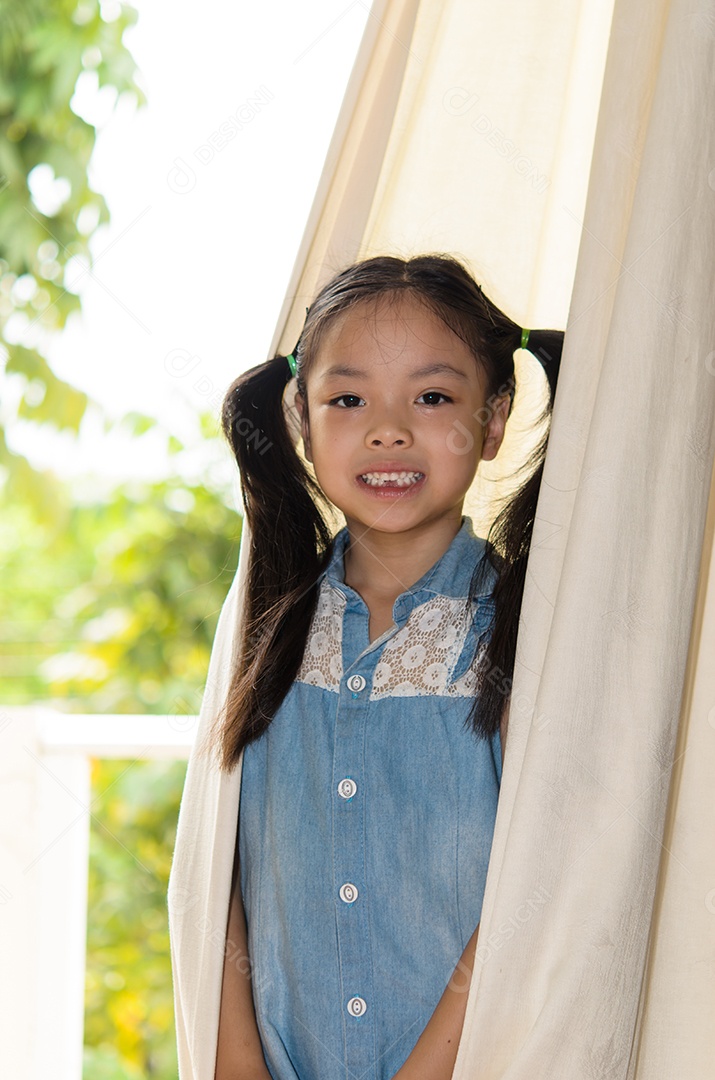 Menina asiática de retrato sorrindo, divertida e feliz.