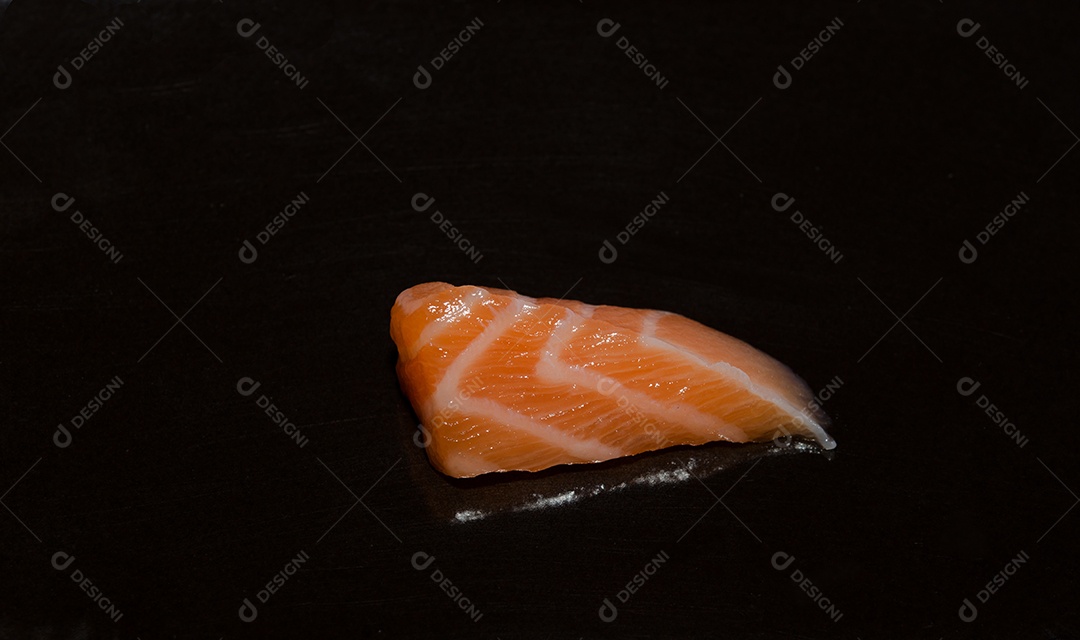 Filetes de salmão fresco isolaram o fundo preto.