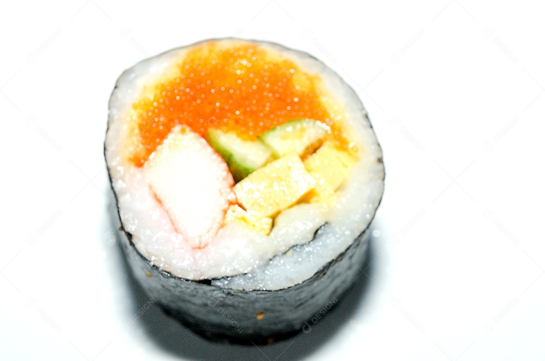 O Sushi colocado isolado no fundo branco.