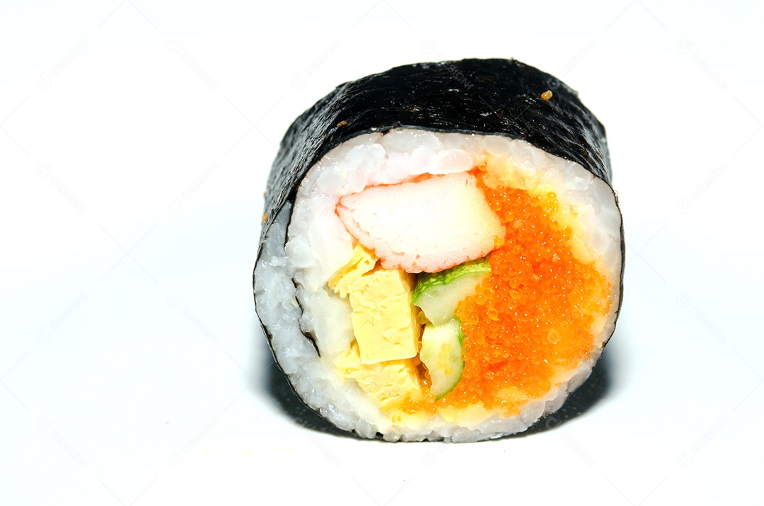 O Sushi colocado isolado no fundo branco.