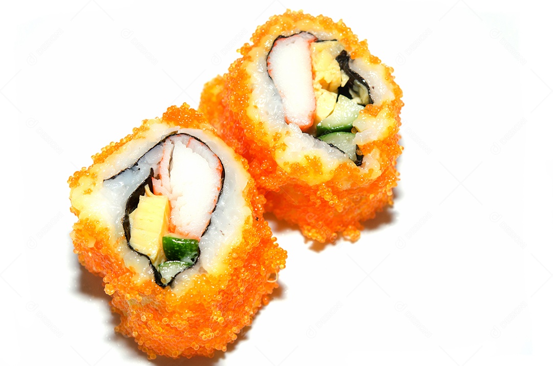 O Sushi colocado isolado no fundo branco.