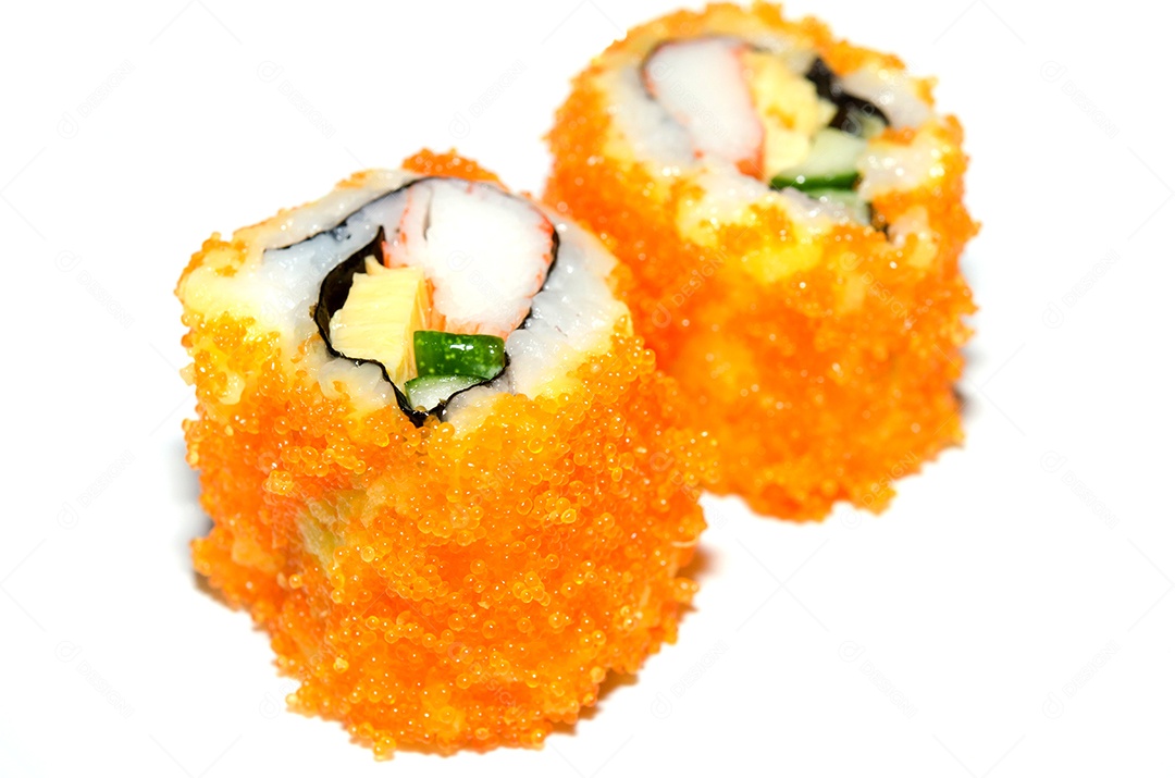 O Sushi colocado isolado no fundo branco.