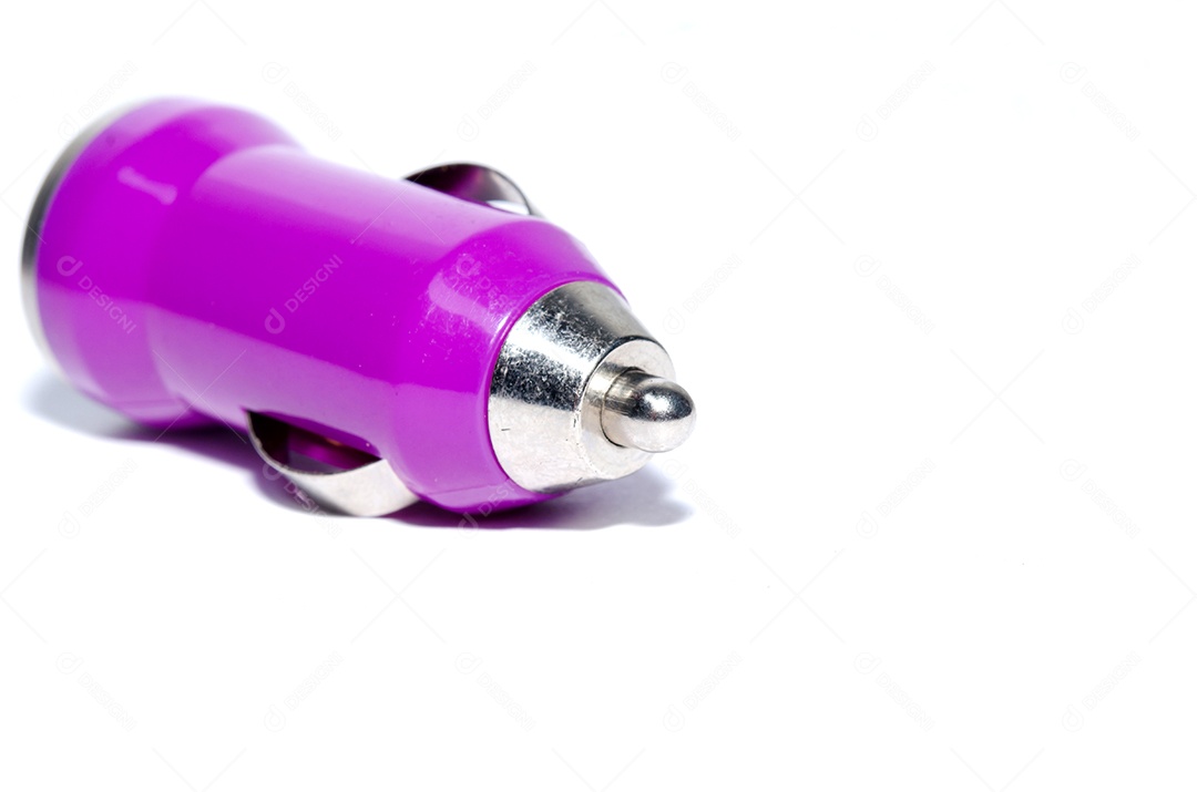 No fundo branco isolado do telefone roxo do carregador do carro.