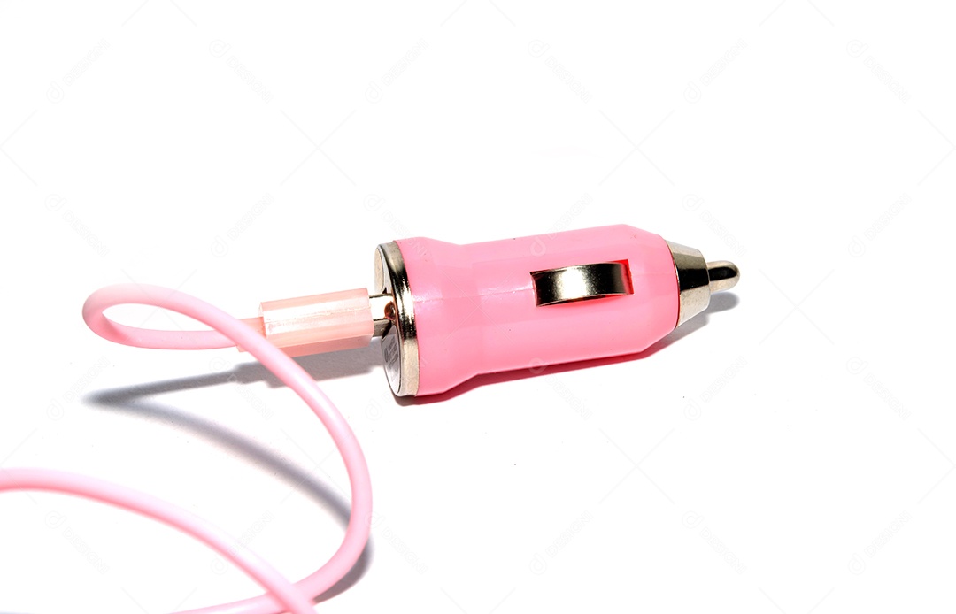 No fundo branco isolado do telefone do carregador do carro.