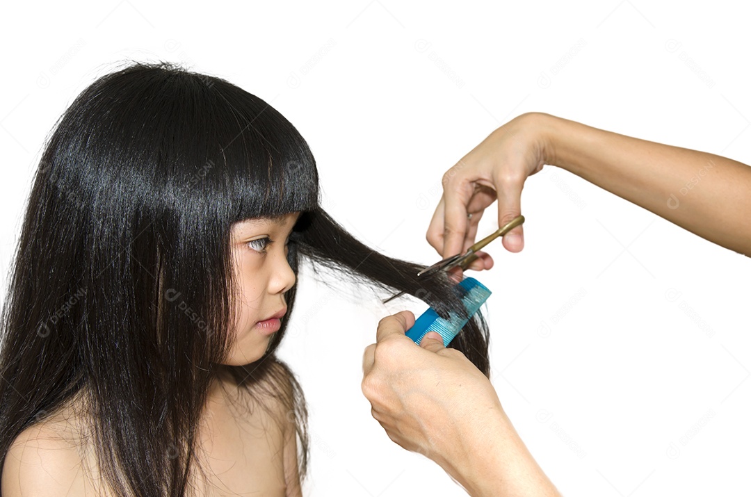 As menina asiática cortando o cabelo isolado de fundo branco
