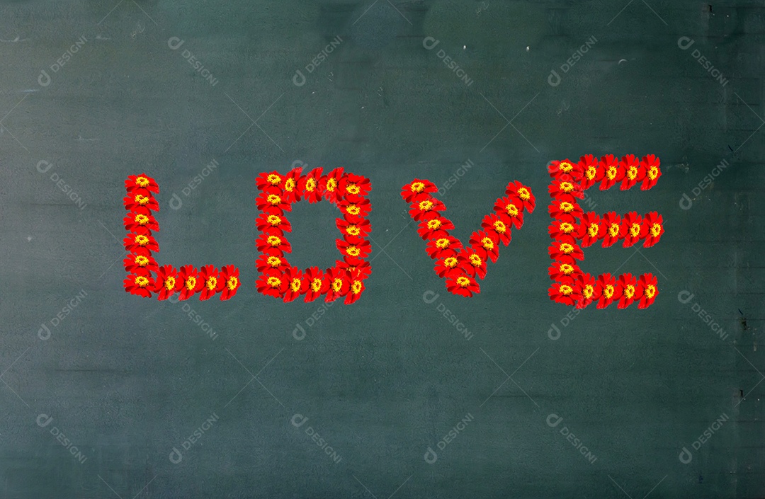 A flor do Cosmos no quadro-negro formando a palavra LOVE
