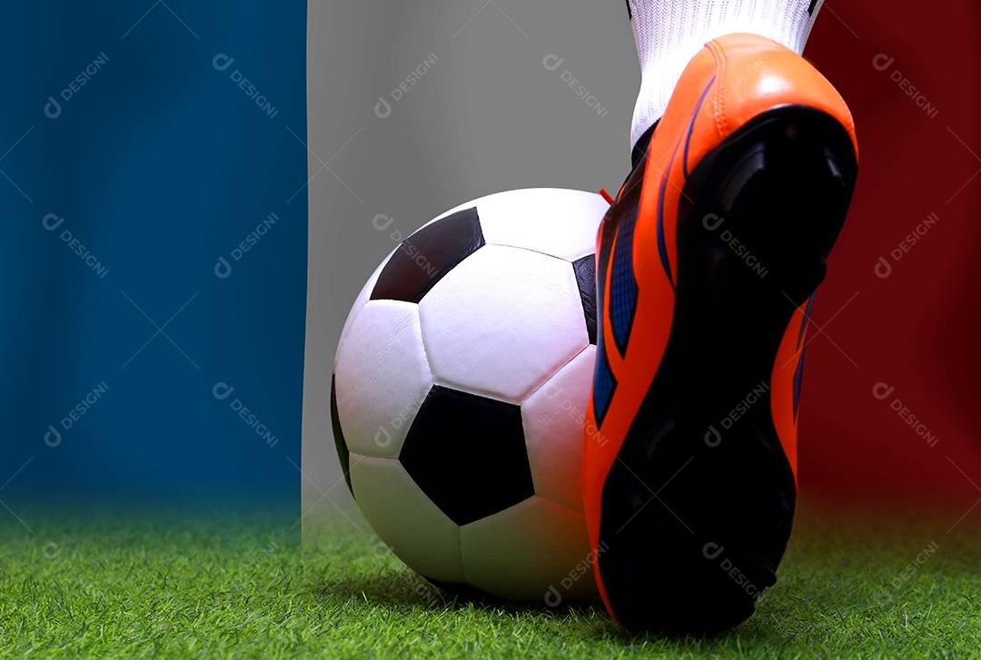 Pernas e os pés do jogador de futebol ou caminhada do jogador de futebolc